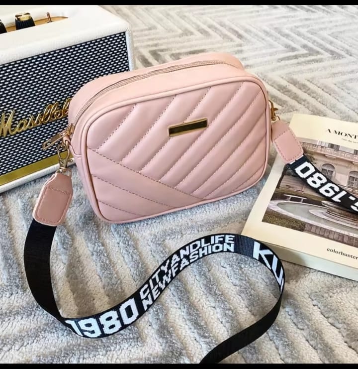 High-Quality Quilted Crossbody Bag - Stylish & Versatile