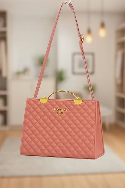Elegant Quilted Handbag with Gold Accents – Luxury Women’s Shoulder Bag